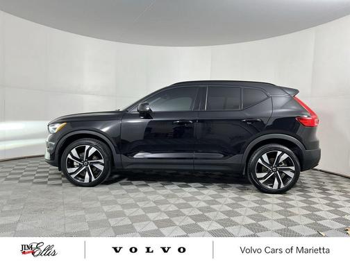 2024 Volvo XC40 B5 Ultimate Dark Theme