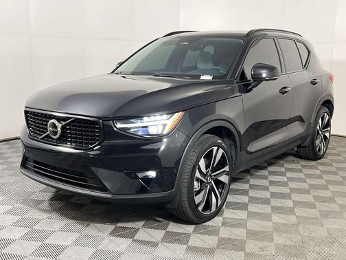 2024 Volvo XC40 B5 Ultimate Dark Theme