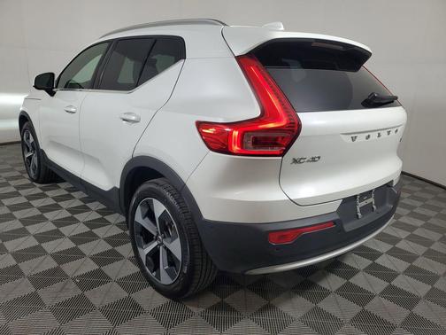 2025 Volvo XC40 B5 Plus Bright Theme
