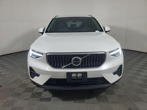 2025 Volvo XC40 B5 Plus Bright Theme