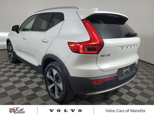 2025 Volvo XC40 B5 Plus Bright Theme