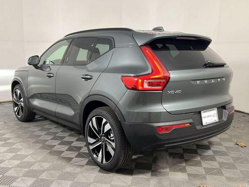 2026 Volvo XC40 B4 Plus
