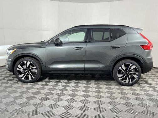 2026 Volvo XC40 B4 Plus
