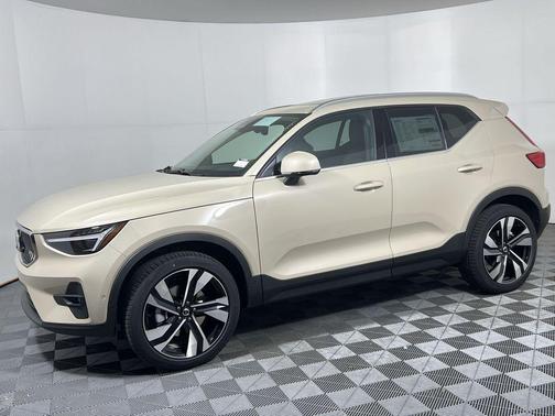 2025 Volvo XC40 B5 Plus Bright Theme