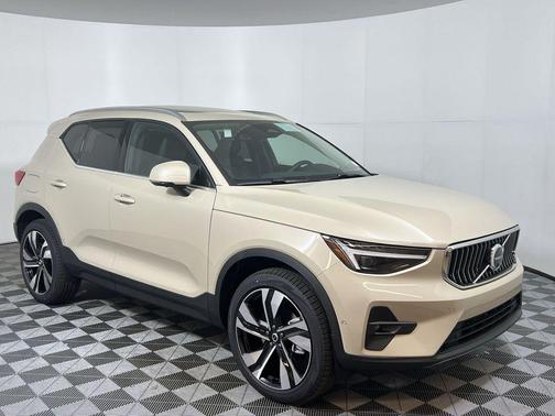 2025 Volvo XC40 B5 Plus Bright Theme