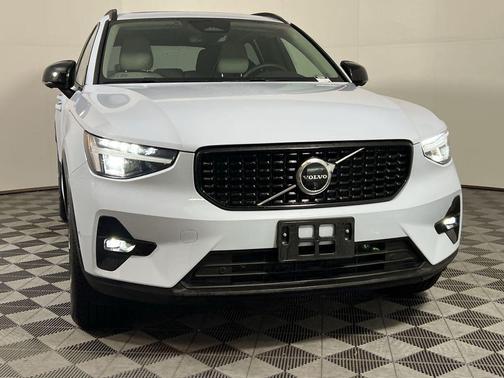 2025 Volvo XC40 B5 Plus Dark Theme