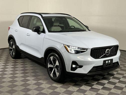 2025 Volvo XC40 B5 Plus Dark Theme
