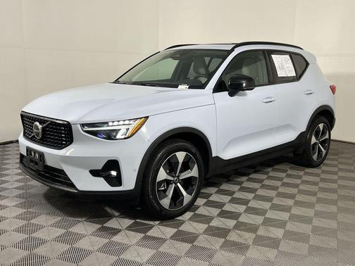 2025 Volvo XC40 B5 Plus Dark Theme