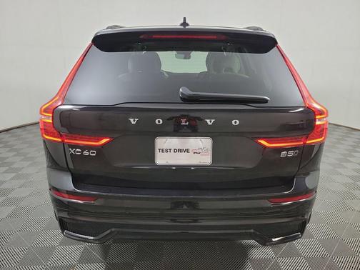 Onyx Black Metallic 2024 Volvo XC60 B5 Plus Dark Theme