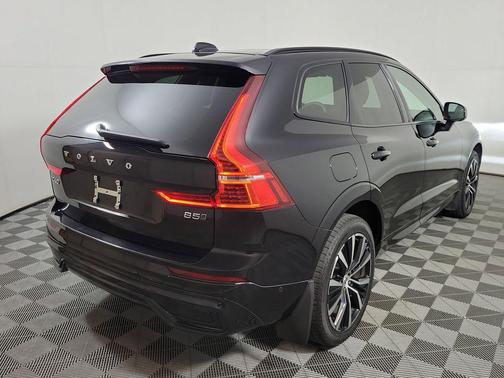 Onyx Black Metallic 2024 Volvo XC60 B5 Plus Dark Theme