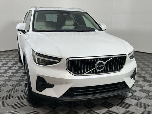 2023 Volvo XC40 B4 Plus Bright Theme