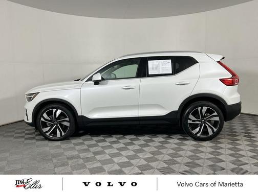2023 Volvo XC40 B4 Plus Bright Theme