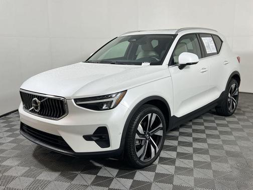 2023 Volvo XC40 B4 Plus Bright Theme