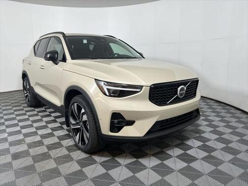 2025 Volvo XC40 B5 Plus Dark Theme