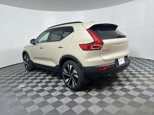 2025 Volvo XC40 B5 Plus Dark Theme