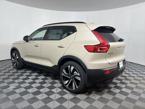2025 Volvo XC40 B5 Plus Dark Theme