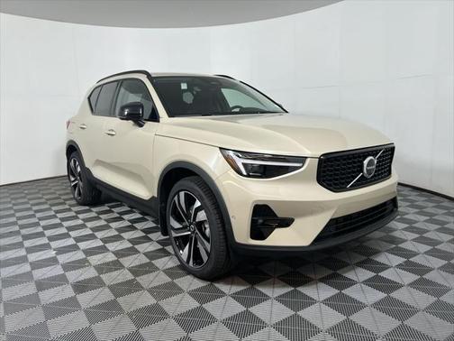 2025 Volvo XC40 B5 Plus Dark Theme