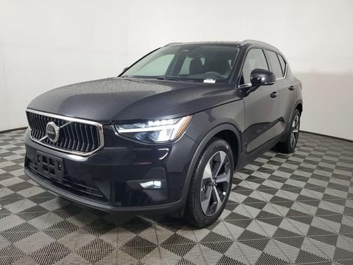 2023 Volvo XC40 B5 Plus Bright Theme