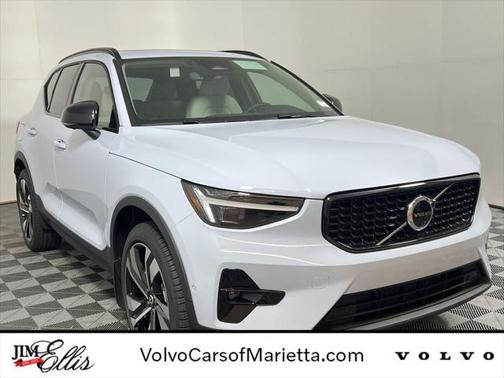 2025 Volvo XC40 B5 Ultra Dark Theme