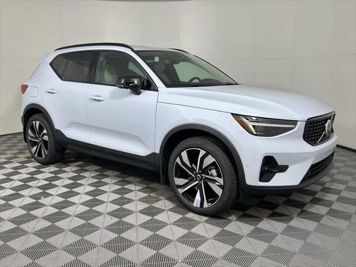 2025 Volvo XC40 B5 Ultra Dark Theme