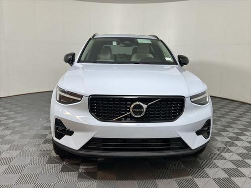 2025 Volvo XC40 B5 Ultra Dark Theme
