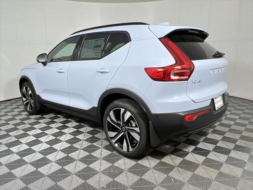 2025 Volvo XC40 B5 Ultra Dark Theme