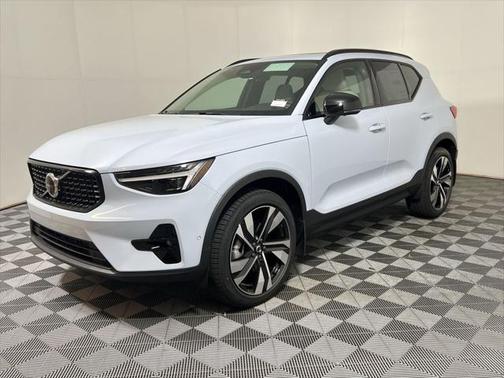 2025 Volvo XC40 B5 Ultra Dark Theme