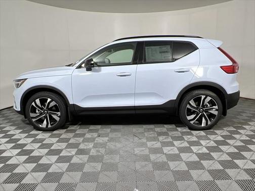 2025 Volvo XC40 B5 Ultra Dark Theme