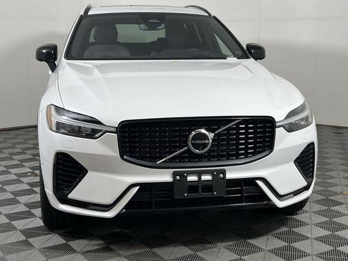 2024 Volvo XC60 Recharge Plug-In Hybrid T8 Ultimate Dark Theme