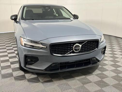 2024 Volvo S60 B5 Plus Dark Theme