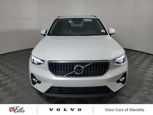2025 Volvo XC40 B5 Ultra Bright Theme