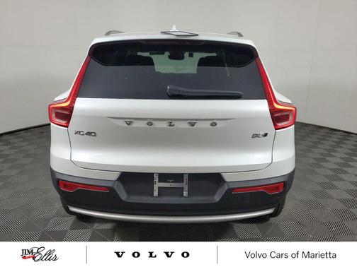 2025 Volvo XC40 B5 Ultra Bright Theme