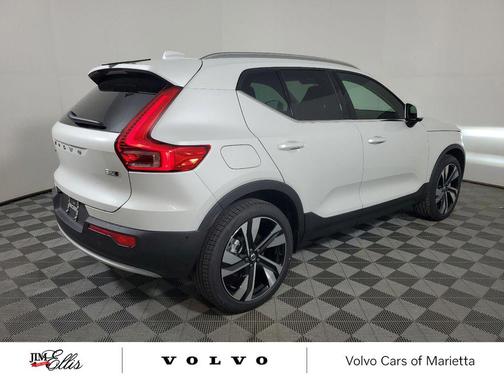 2025 Volvo XC40 B5 Ultra Bright Theme