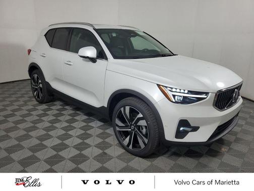 2025 Volvo XC40 B5 Ultra Bright Theme