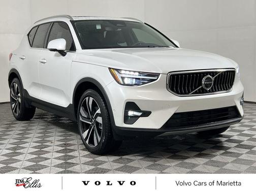 2025 Volvo XC40 B5 Ultra Bright Theme
