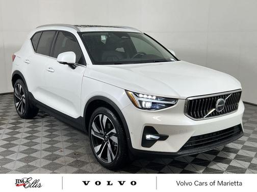 2025 Volvo XC40 B5 Ultra Bright Theme