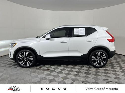 2025 Volvo XC40 B5 Ultra Bright Theme