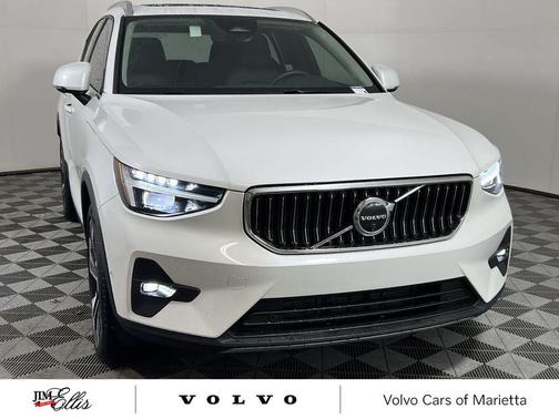 2025 Volvo XC40 B5 Ultra Bright Theme