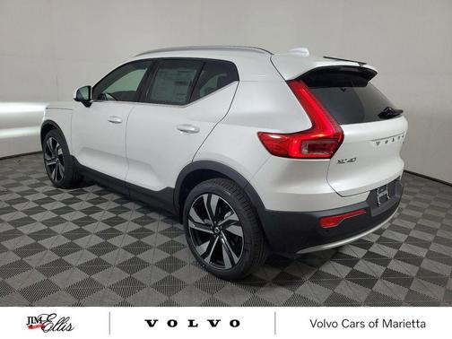 2025 Volvo XC40 B5 Ultra Bright Theme