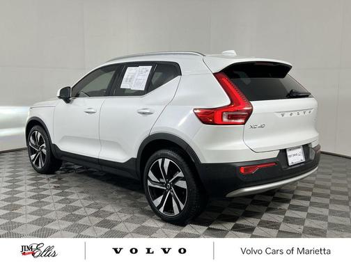 2025 Volvo XC40 B5 Ultra Bright Theme