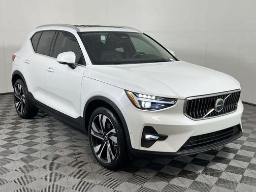2025 Volvo XC40 B5 Ultra Bright Theme