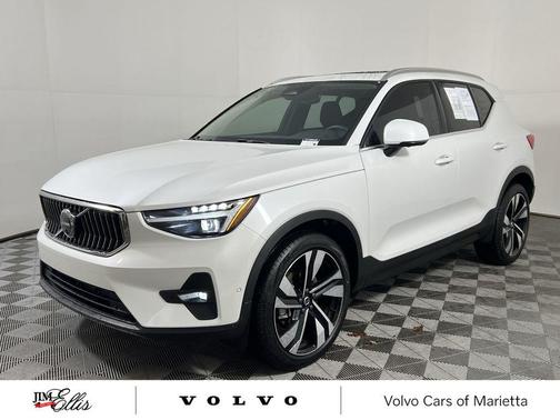 2025 Volvo XC40 B5 Ultra Bright Theme