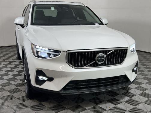 2025 Volvo XC40 B5 Ultra Bright Theme