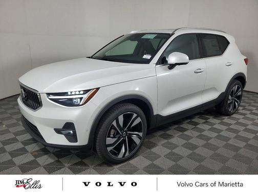 2025 Volvo XC40 B5 Ultra Bright Theme
