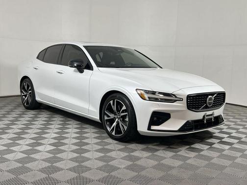 2024 Volvo S60 B5 Core Dark Theme