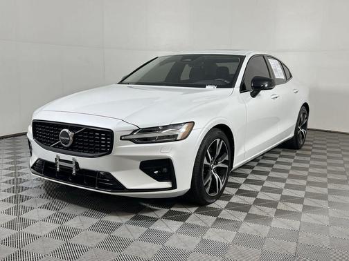 2024 Volvo S60 B5 Core Dark Theme