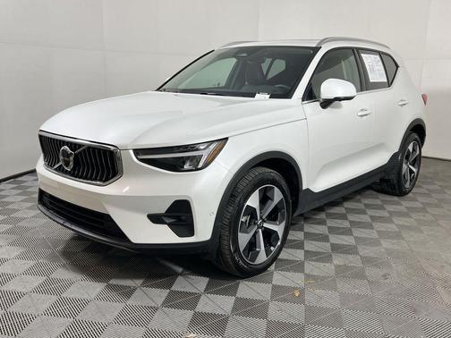 2025 Volvo XC40 B5 Plus Bright Theme