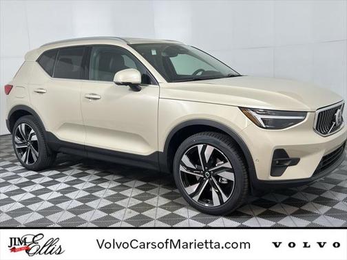 2025 Volvo XC40 B5 Plus Bright Theme