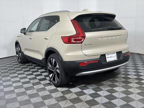 2025 Volvo XC40 B5 Plus Bright Theme