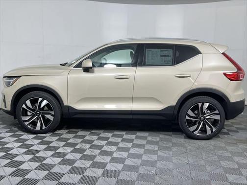 2025 Volvo XC40 B5 Plus Bright Theme